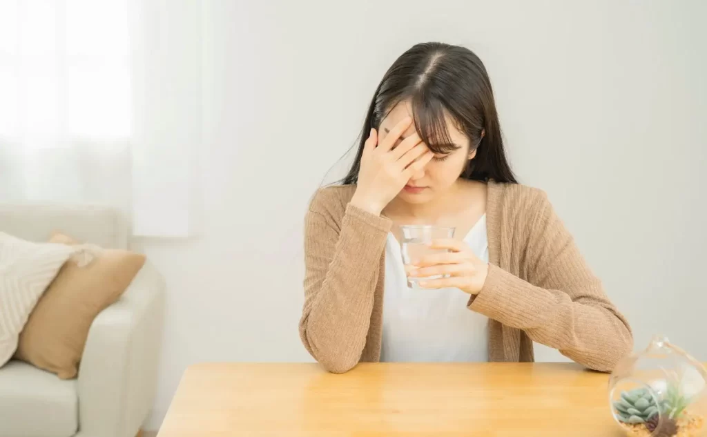 水に対するデメリットを考えている女性