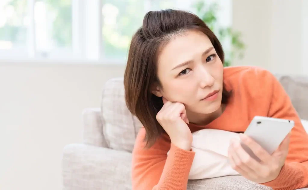 疑いの表情を浮かべた女性