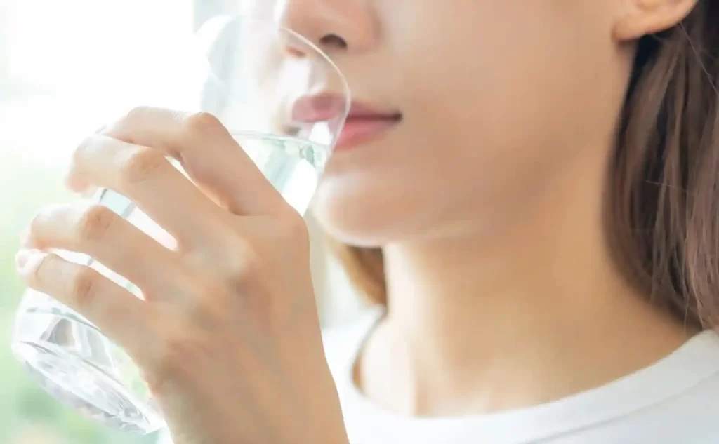 美味しそうに水を飲む女性